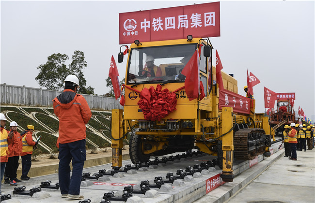 公司自主研发的铁路有砟、无砟轨道铺设一体式铺轨机组开铺点待命.jpg