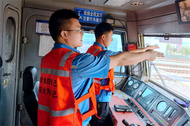 04内燃机车乘务员标准化作业.jpg