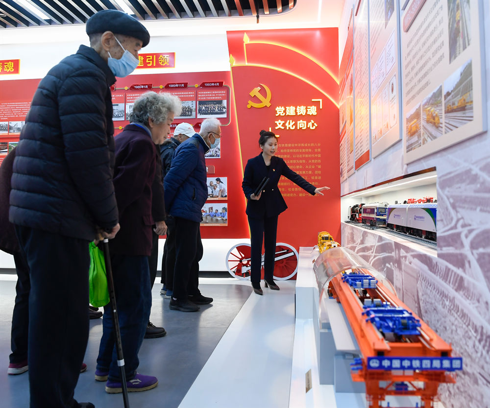 八分公司离退休职工参观企业展厅 (1)_副本1.png